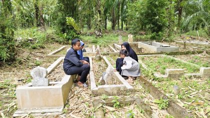 warga sedang berziarah