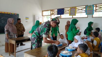 Pembagian menu makanan dan alat tulis ke siswa