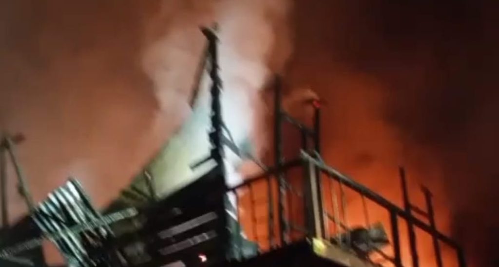 rumah terbakar